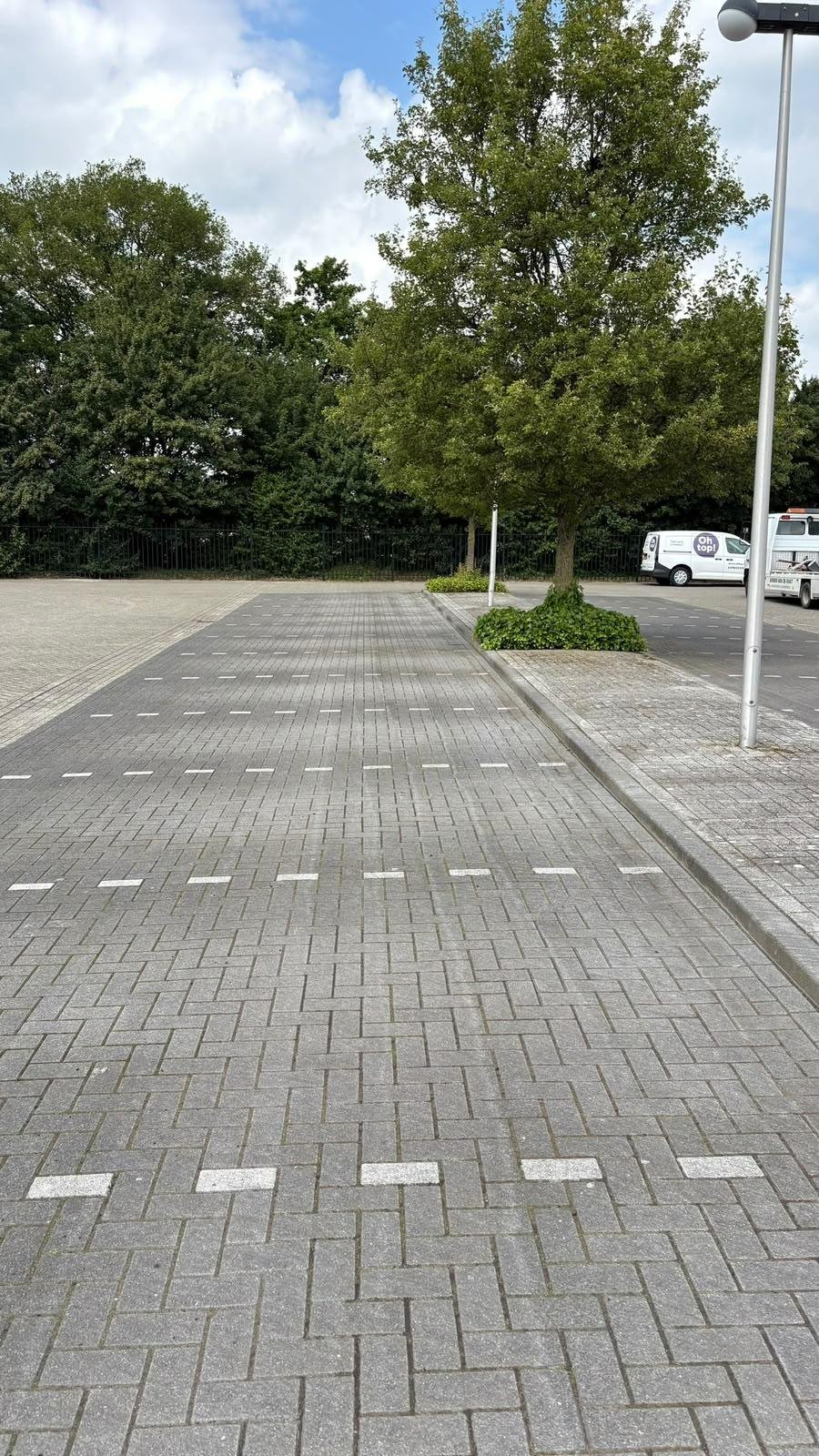 Strak en schoon geveegde bestrating als eindresultaat van Van de Rakt